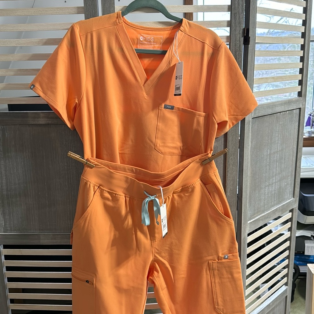 Figs Shaka orange set. Catarina L, Yola LP.
